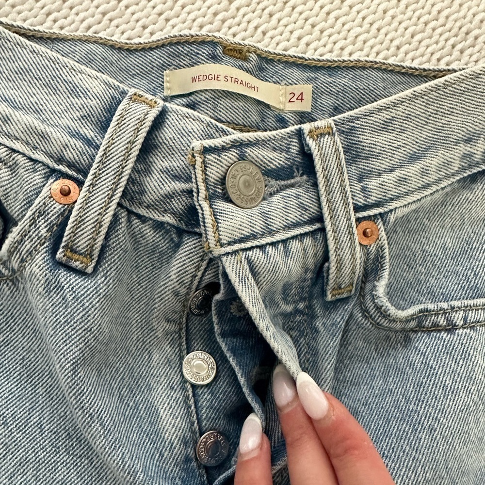 Levi's Light Wash Distressed Wedgie Straight Leg Jeans Size 24 - Picture 5 of 10